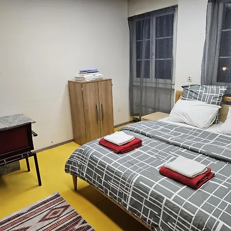 Mars - Private With Shared Kitchen Shower And Toilet - Old Town Homestay