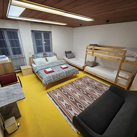 Homestay Privat Grosse Zimmer, Mars, Mit Gemeinsamer Kueche Und Bad In Altstadt Chur