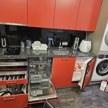 Privat Grosse Zimmer, Mars, Mit Gemeinsamer Kueche Und Bad In Altstadt Homestay