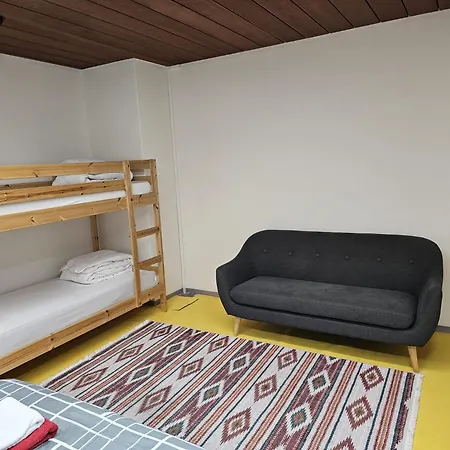 Privat Grosse Zimmer, Mars, Mit Gemeinsamer Kueche Und Bad In Altstadt Τσουρ