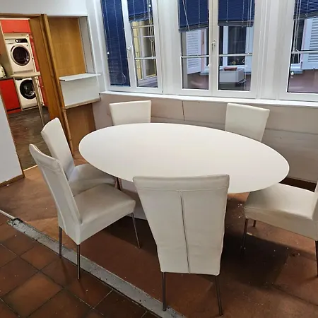 Δωμάτια σε οικογενειακή κατοικία Privat Grosse Zimmer, Mars, Mit Gemeinsamer Kueche Und Bad In Altstadt