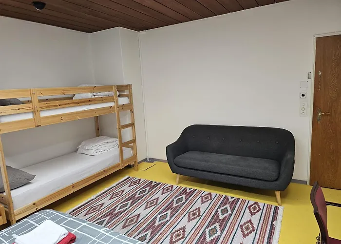 Privat Grosse Zimmer, Mars, Mit Gemeinsamer Kueche Und Bad In Altstadt Τσουρ