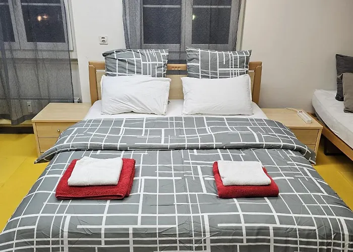 Privat Grosse Zimmer, Mars, Mit Gemeinsamer Kueche Und Bad In Altstadt * Τσουρ