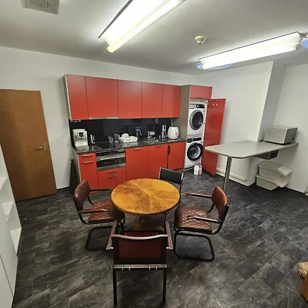 Privat Grosse Zimmer, Mars, Mit Gemeinsamer Kueche Und Bad In Altstadt 库尔