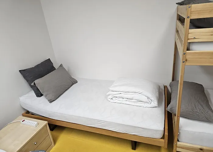 Privat Grosse Zimmer, Mars, Mit Gemeinsamer Kueche Und Bad In Altstadt