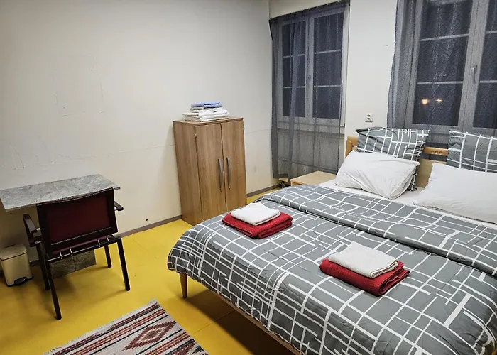 Privat Grosse Zimmer, Mars, Mit Gemeinsamer Kueche Und Bad In Altstadt 民宿